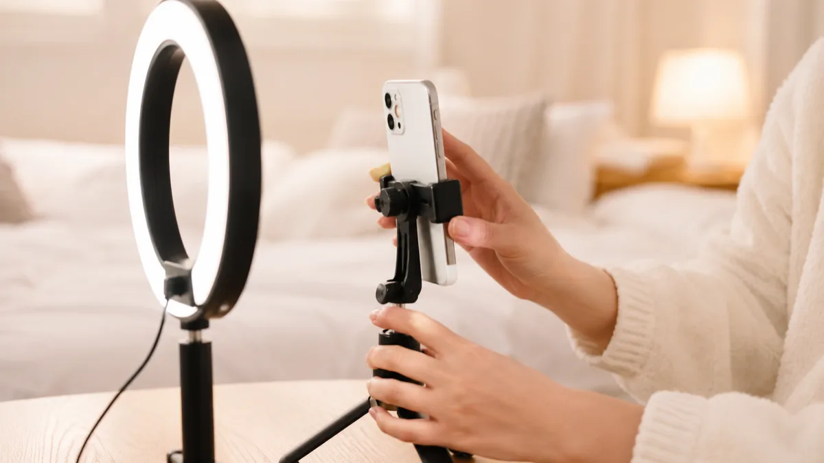 自宅でスマホを三脚に立てて配信する手元とリングライト